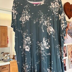 Maurices Dark Green Floral Short Sleeve Tee